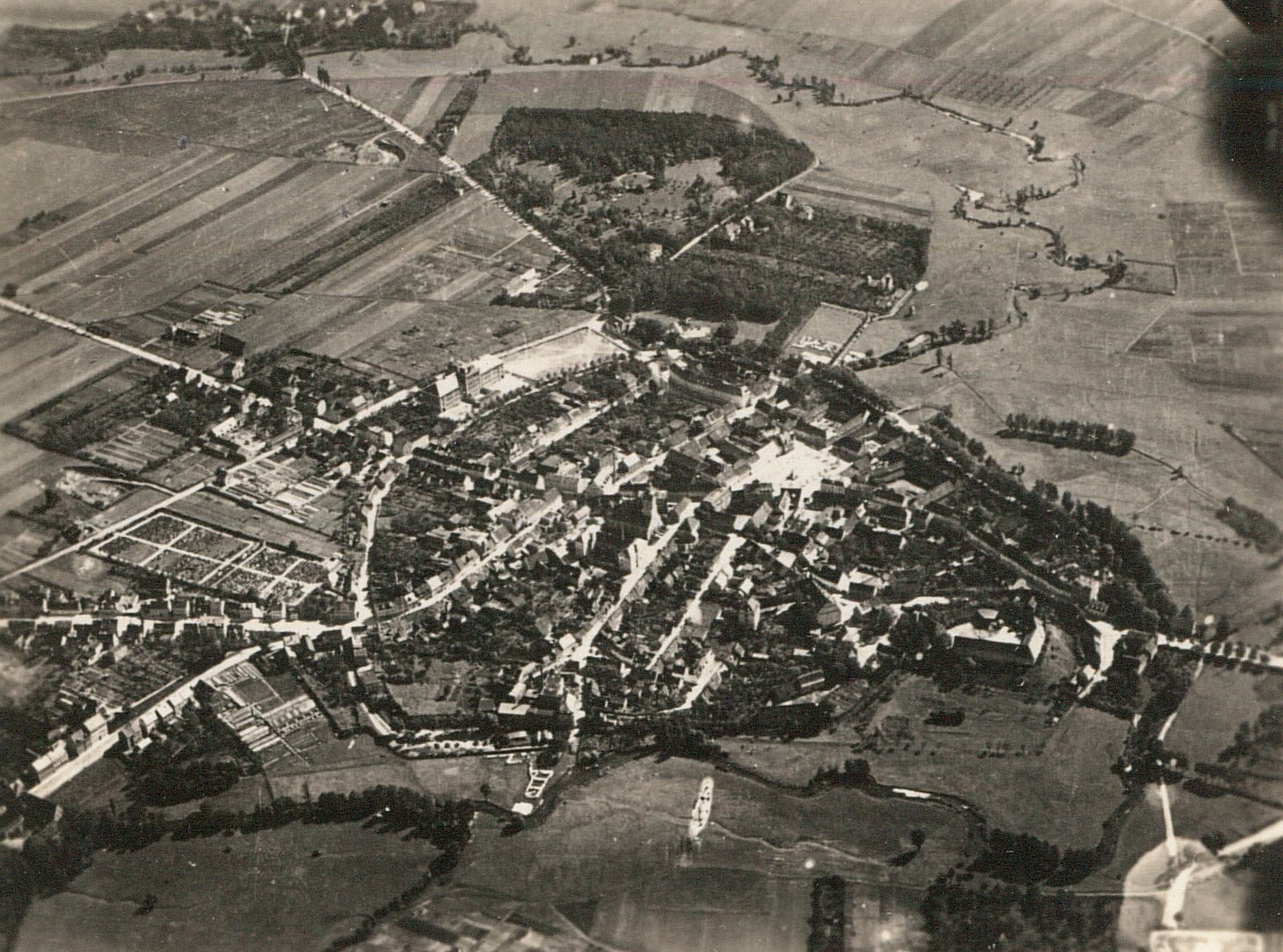 Foto: Junkers Luftbild, vor 1927 Aufn.-Nr.: df_hauptkatalog_0010335 Reproduktionsnegativ (Glas, 9 x 12 cm, schwarzweiß) Eigentümer: SLUB / Deutsche Fotothek